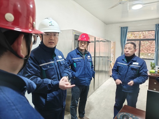 吳亞在新年第一天督導(dǎo)集團(tuán)公司兩重點(diǎn)企業(yè)工作時強(qiáng)調(diào)全面筑牢安全防線